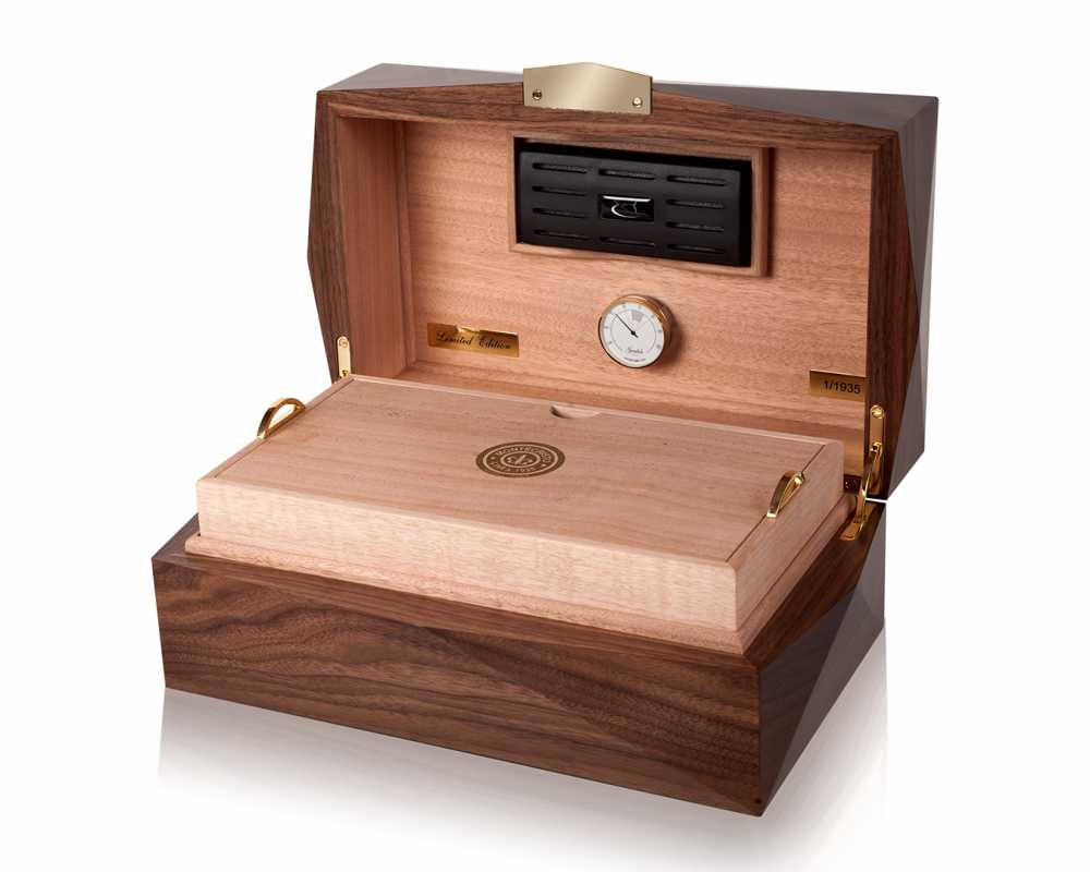 08 Montecristo Humidor 1935 escorzo